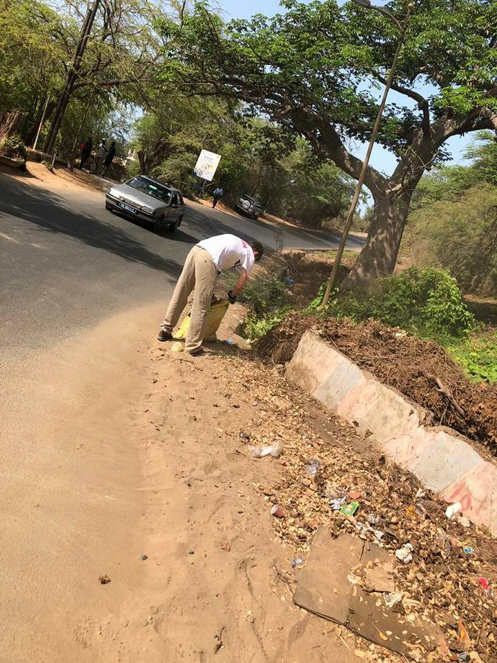 Photos: S.E.M ,l 'Ambassadeur de la Grande Bretagne au Sénégal Hodgson George, journée de nettoyage sur la corniche Est (Dakar)