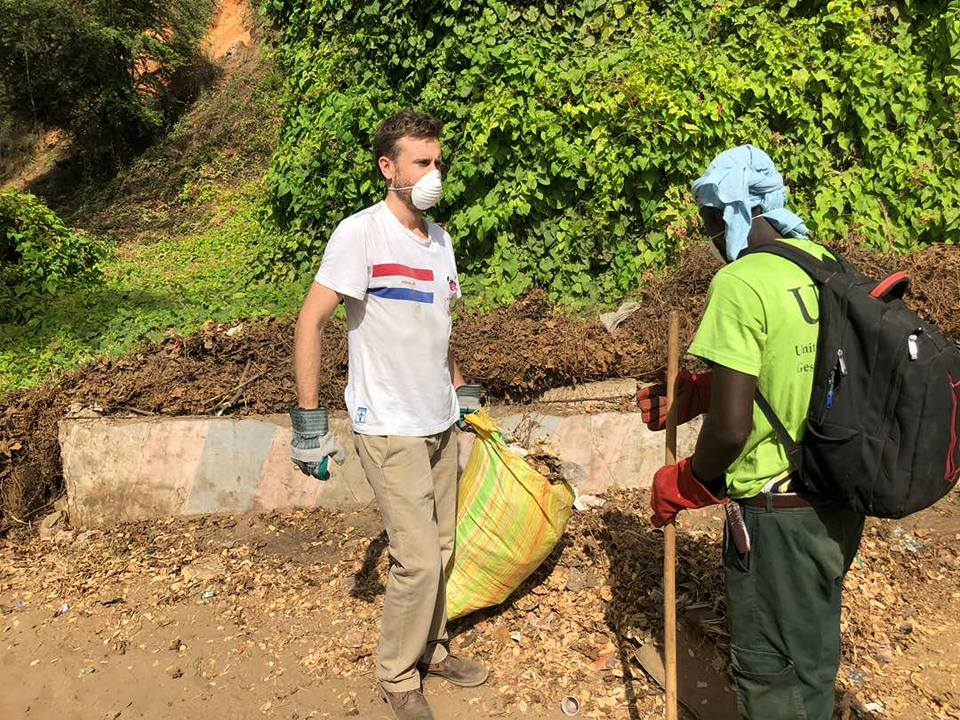 Photos: S.E.M ,l 'Ambassadeur de la Grande Bretagne au Sénégal Hodgson George, journée de nettoyage sur la corniche Est (Dakar)