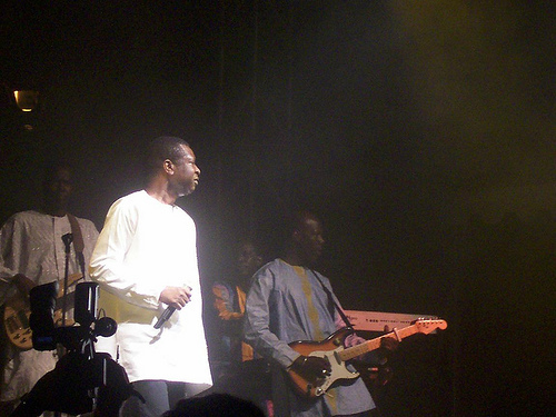 Le guitariste de Youssou Ndour, Pape Oumar Ngom, traîné au tribunal pour une affaire de visas