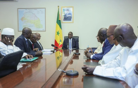 Remise des rapports de la Médiature: Macky Sall magnifie le travail de Alioune Badara Cissé Remise des rapports de la Médiature: Macky Sall magnifie le travail de Alioune Badara Cissé
