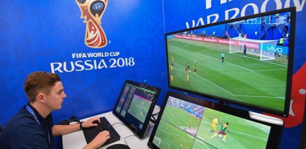 La VAR va tuer le foot annonce Platini