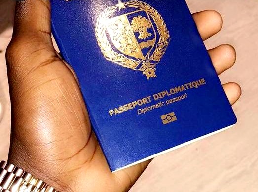 Scandale : le fils du responsable Apr de Touba Pathé Diakhaté « délivre » un passeport diplomatique à la fille de Ablaye Mbaye Pekh, indignation des Sénégalais du Web Scandale : le fils du responsable Apr de Touba Pathé Diakhaté « délivre » un passeport diplomatique à la fille de Ablaye Mbaye Pekh, indignation des Sénégalais du Web
