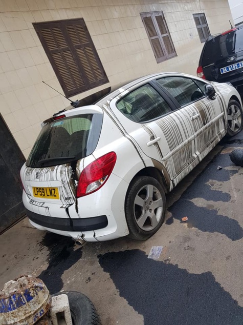Insolite : Elle gare sa voiture devant ses voisins et la retrouve les pneus crevés et de l'huile versée sur la carrosserie