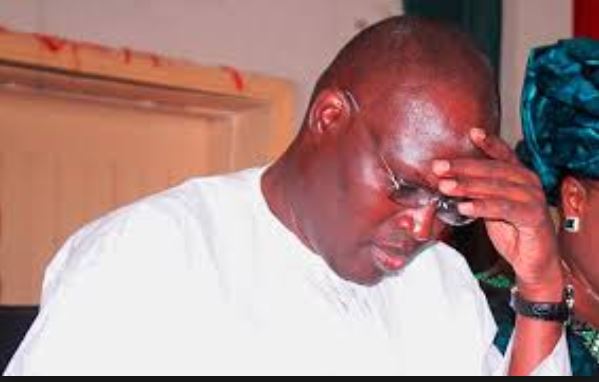 Khalifa Sall à sa secrétaire: "Ah oui je dois signer ? Mais tu oublies que je ne suis plus maire ?" Khalifa Sall à sa secrétaire: "Ah oui je dois signer ? Mais tu oublies que je ne suis plus maire ?"