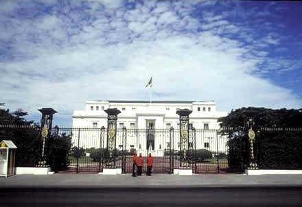 Le géronte et le Palais de la République.