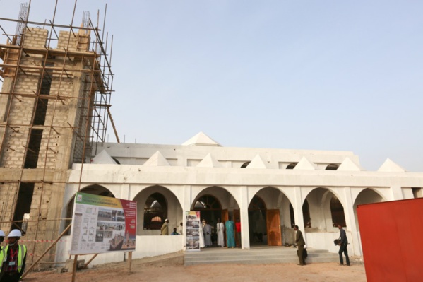 La Grande mosquée de Kolda badigeonnée aux couleurs de l’Apr : L’opposition et des maîtres coraniques s’indignent et demandent le rétablissement des tons vert et blanc de l’Islam