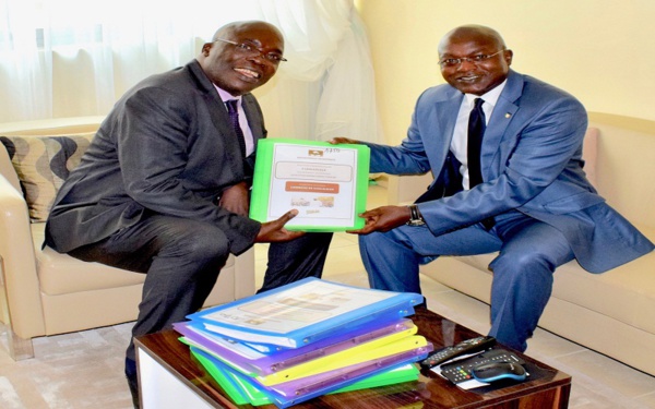 Candidature du Président Macky SALL : le Ministre Oumar Gueye dépose 10 000 signatures sur la table du Pôle parrainage Candidature du Président Macky SALL : le Ministre Oumar Gueye dépose 10 000 signatures sur la table du Pôle parrainage