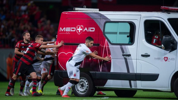 Une ambulance tombe en panne sur la pelouse, les joueurs la poussent