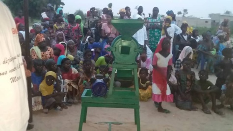 Ndoye Bane offre un moulin à mil