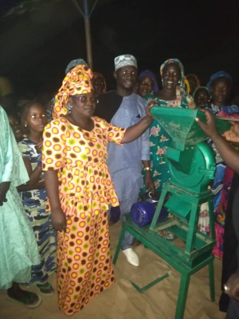 Ndoye Bane offre un moulin à mil