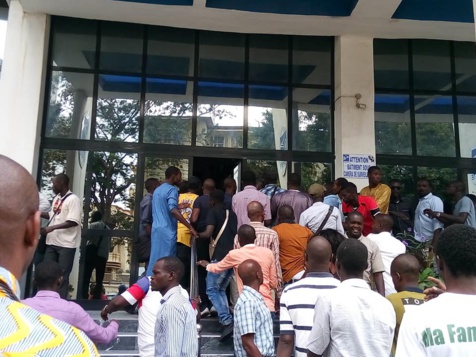 Poste:  l'Assemblée générale des travailleurs vire à la bagarre, plusieurs blessés (images)