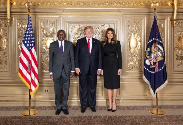 Le Ministre des Affaires Etrangères Sidiki Kaba avec le Président Donald Trump et son épouse à l’occasion de la réception offerte aux Chefs de délégations à New-York.