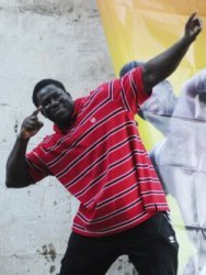 Yekini fait vibrer ses nombreux fans venus le voir à l’école Medina Yekini fait vibrer ses nombreux fans venus le voir à l’école Medina