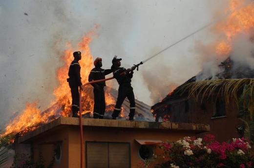 Photos : Les premières images de l'incendie du Lamentin Beach