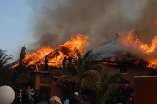 Photos : Les premières images de l'incendie du Lamentin Beach