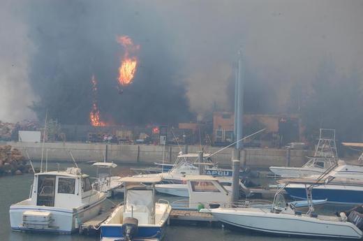 Photos : Les premières images de l'incendie du Lamentin Beach