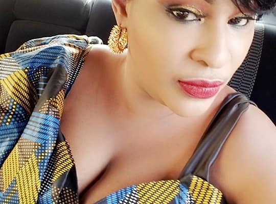 ( 13 Photos ): Kebs Thiam, toute ravissante dans sa tenue traditionnelle "Wax"