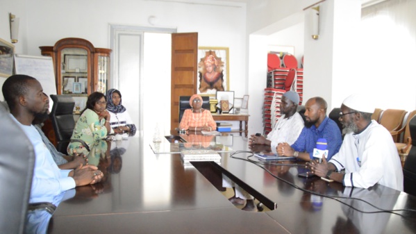 Don d'un corbillard aux Ibadous de la part de la Fondation Servir Le Sénégal dirigée par la Première Dame Marieme Faye Sall. Don d'un corbillard aux Ibadous de la part de la Fondation Servir Le Sénégal dirigée par la Première Dame Marieme Faye Sall.