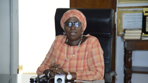 Don d'un corbillard aux Ibadous de la part de la Fondation Servir Le Sénégal dirigée par la Première Dame Marieme Faye Sall. Don d'un corbillard aux Ibadous de la part de la Fondation Servir Le Sénégal dirigée par la Première Dame Marieme Faye Sall.