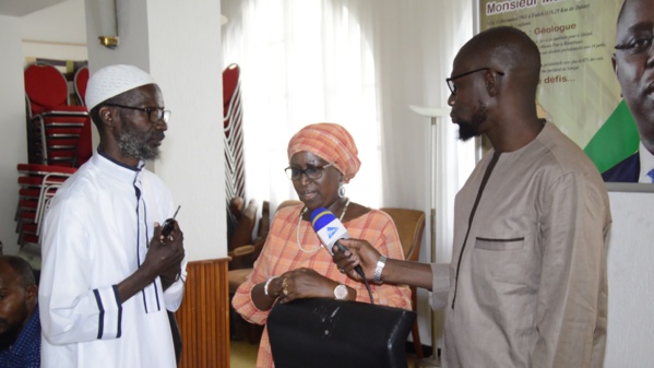 Don d'un corbillard aux Ibadous de la part de la Fondation Servir Le Sénégal dirigée par la Première Dame Marieme Faye Sall. Don d'un corbillard aux Ibadous de la part de la Fondation Servir Le Sénégal dirigée par la Première Dame Marieme Faye Sall.