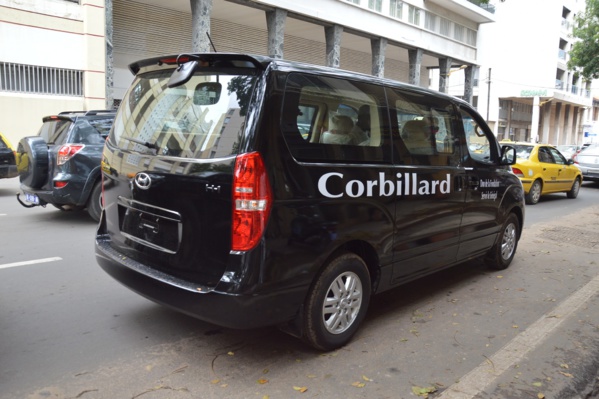 Don d'un corbillard aux Ibadous de la part de la Fondation Servir Le Sénégal dirigée par la Première Dame Marieme Faye Sall. Don d'un corbillard aux Ibadous de la part de la Fondation Servir Le Sénégal dirigée par la Première Dame Marieme Faye Sall.