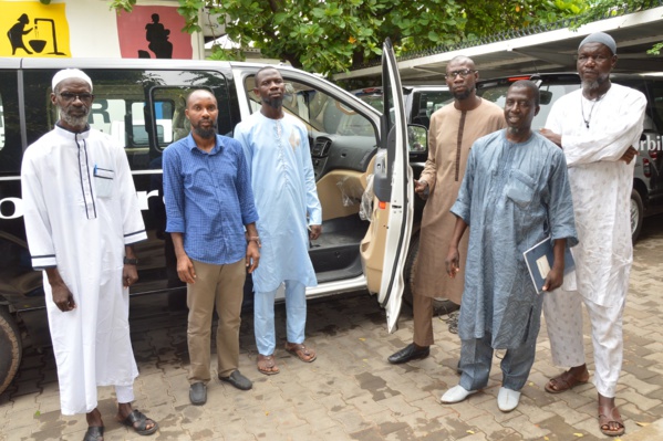 Don d'un corbillard aux Ibadous de la part de la Fondation Servir Le Sénégal dirigée par la Première Dame Marieme Faye Sall. Don d'un corbillard aux Ibadous de la part de la Fondation Servir Le Sénégal dirigée par la Première Dame Marieme Faye Sall.