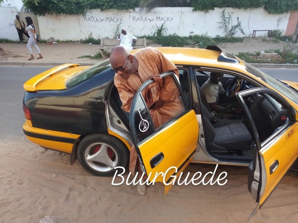 Le ministre Youssou Touré à bord d'un taxi
