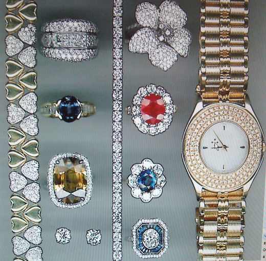 VOL DE BIJOUX EN OR D'UNE VALEUR DE 5 MILLIONS AU PRÉJUDICE DE SON EMPLOYEUR : La domestique avait permis à ses acolytes de dupliquer les clés de la maison de sa patronne
