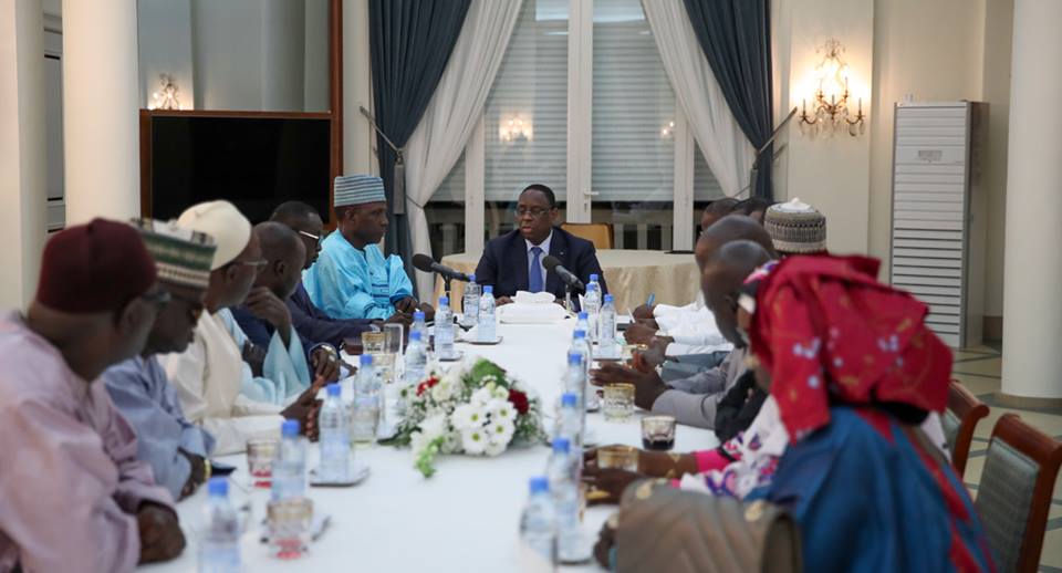 Photos : Macky Sall a reçu une délégation de l’UNACOIS Photos : Macky Sall a reçu une délégation de l’UNACOIS