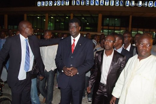 Retour Samba Kara NDiaye : Président NADEMS et Vice-Président de la Coalition du siècle 1er Février 2011 à 21h à l'aéroport LSS de Dak