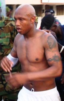 Le quotidien anglais The Sun révèle : El hadji Diouf drague les filles avec des photos où il est complètement nu...