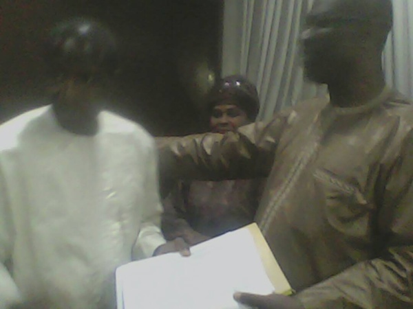 Yatma Guèye, le Directeur de Cabinet du Ministre Diene Farba Sarr, a remis au maire Abdoulaye Thimbo, un lot de signatures de 1.400 parrains Yatma Guèye, le Directeur de Cabinet du Ministre Diene Farba Sarr, a remis au maire Abdoulaye Thimbo, un lot de signatures de 1.400 parrains