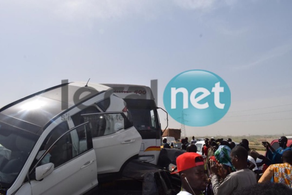 Photos Accident sur l'autoroute à péage : Collision monstre entre plusieurs voitures à hauteur de Diamniadio