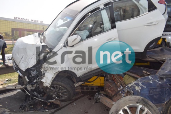 Photos Accident sur l'autoroute à péage : Collision monstre entre plusieurs voitures à hauteur de Diamniadio