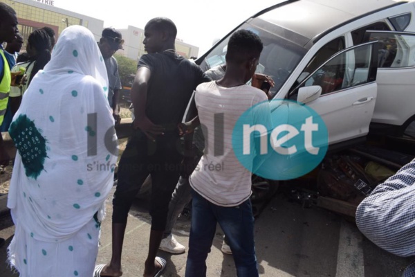 Photos Accident sur l'autoroute à péage : Collision monstre entre plusieurs voitures à hauteur de Diamniadio