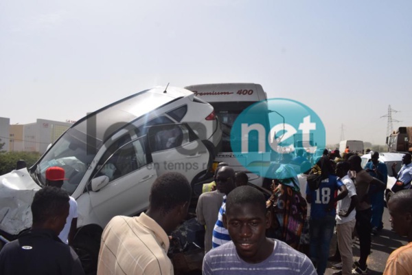 Photos Accident sur l'autoroute à péage : Collision monstre entre plusieurs voitures à hauteur de Diamniadio Photos Accident sur l'autoroute à péage : Collision monstre entre plusieurs voitures à hauteur de Diamniadio