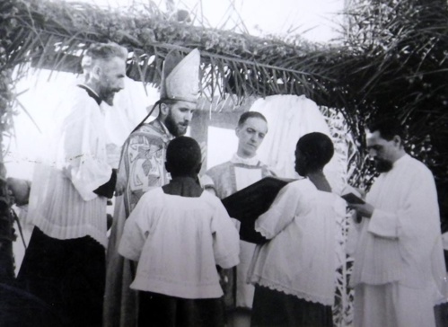 Carte postale: Remplacé par le cardinal Thiandoum à Dakar, Mgr Lefebvre finit excommunié par le Vatican !