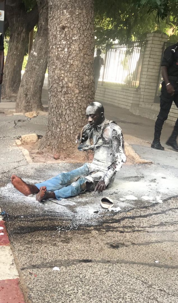 Voici les images de l'homme qui a tenté de s’immoler devant le Palais Voici les images de l'homme qui a tenté de s’immoler devant le Palais