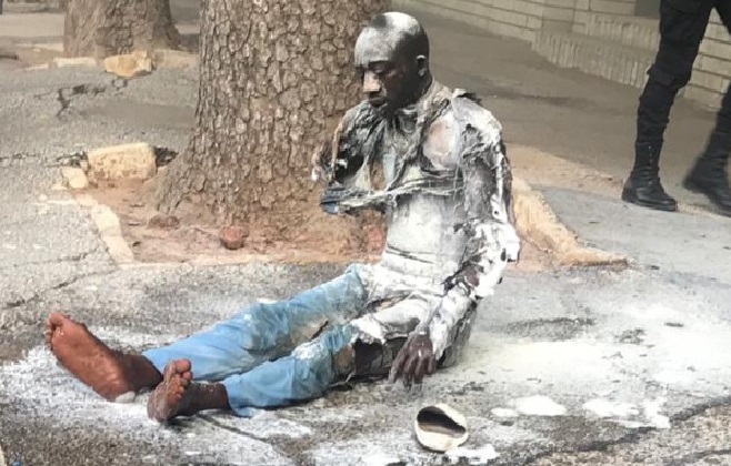 Voici les images de l'homme qui a tenté de s’immoler devant le Palais Voici les images de l'homme qui a tenté de s’immoler devant le Palais