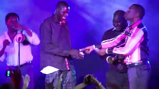 [Vidéo - Photos ] [ Video ] : Youssou Ndour Arrose De Billets De Banque L'inventeur De La Danse Youza