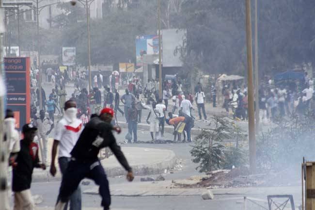 Avenue Cheikh Anta Diop: échauffourées entre policiers et étudiants de «Macky Sall» Avenue Cheikh Anta Diop: échauffourées entre policiers et étudiants de «Macky Sall»