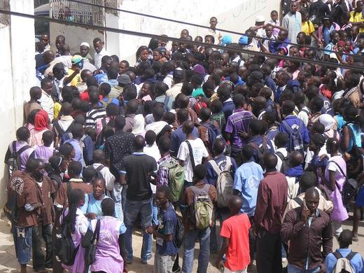 [Photos] Rufisque : la route nationale barrée suite à une manifestation d’élèves  du lycée moderne
