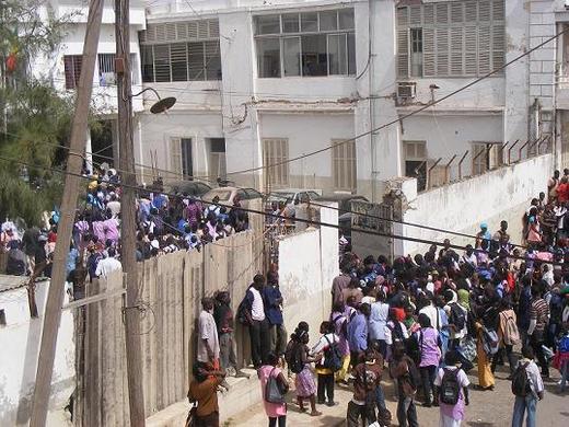 [Photos] Rufisque : la route nationale barrée suite à une manifestation d’élèves  du lycée moderne