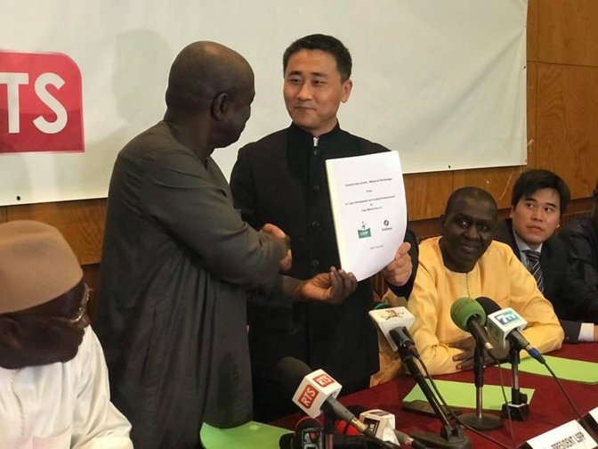 Sheng Yi, directeur des programmes de Startimes avec les dirigeants de la Ligue Professionnelle