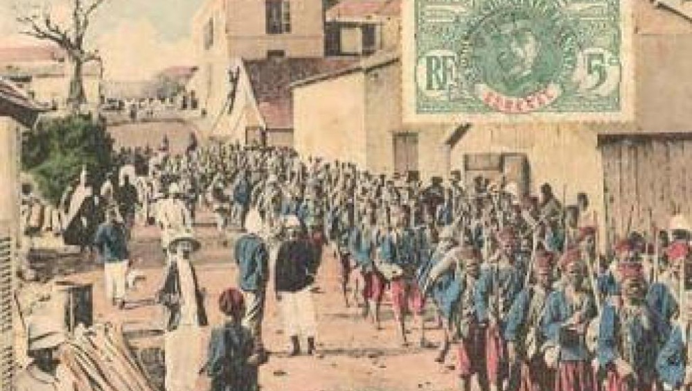 Carte postale ancienne montrant un défilé de tirailleurs à Dakar. Archives du Sénégal