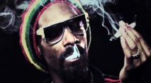 Snoop Dogg fume un joint devant la Maison-Blanche