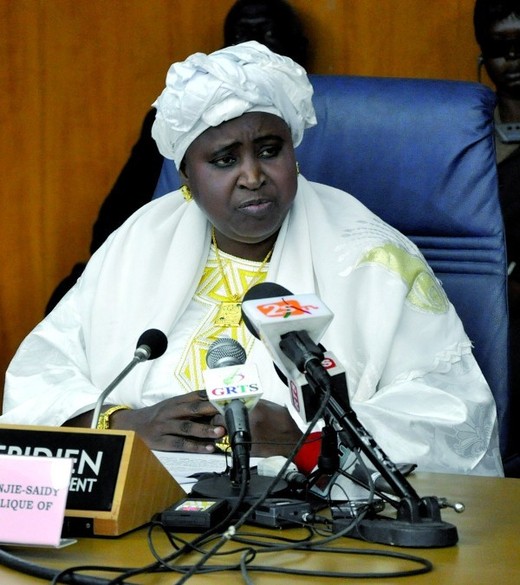 DIPLOMATIE : Jammeh envoie sa Vice présidente pour endormir Wade