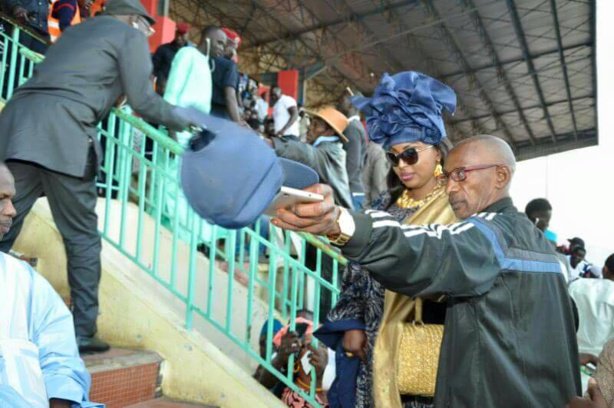 L’une des épouses d’Aly Ngouille Ndiaye, une grande dame au “Tagualou” flamboyant L’une des épouses d’Aly Ngouille Ndiaye, une grande dame au “Tagualou” flamboyant