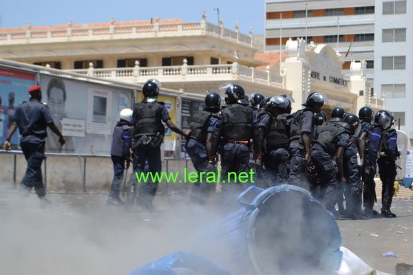 [Photos-Vidéos] La confrontation n'a pu être évitée...Suivez le mouvement des forces de l'Ordre en direction des emeutiers
