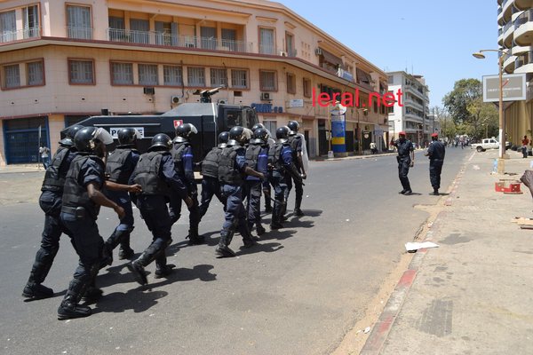 [Photos-Vidéos] La confrontation n'a pu être évitée...Suivez le mouvement des forces de l'Ordre en direction des emeutiers